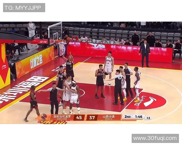 小乔丹接球转身挥肘打到乌布雷,裁判吹罚防守犯规